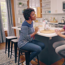 two moms sitting talking about nursemaid elbow