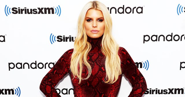jessica simpson weight: jessica simpson posing in front of white background