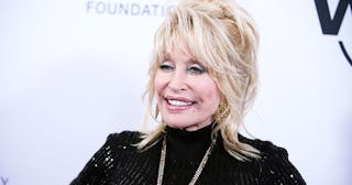 Dolly Parton Is Reading Bedtime Stories To Calm Kids During Coronavirus Quarantine