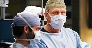 Doctors wearing face masks on Grey's Anatomy