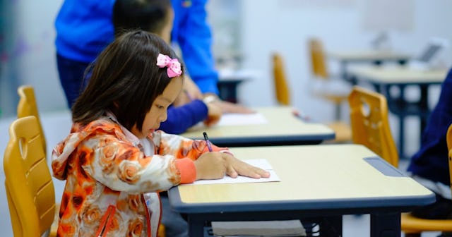what is a paraprofessional, Young child in classroom