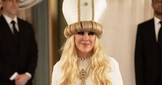 Moira Rose's Wedding Outfit (And Wig) on Schitt's Creek Is The Look We've Been Waiting For