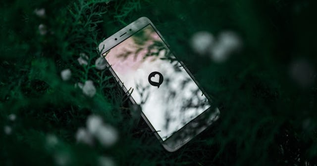 dating tips for women, cell phone with heart