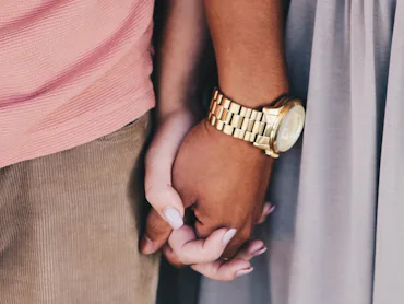 nicknames for girlfriend, Couple holding hands