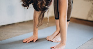 10 min ab workout, Woman bending in half