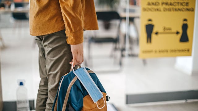 Student prepared for class according to coronavirus rules