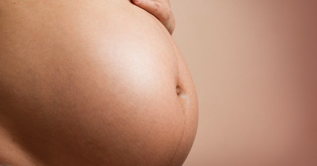 timing contractions, pregnant person's abdomen