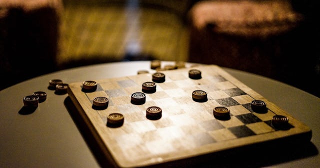 how to play checkers