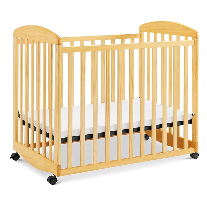 DaVinci Alpha Mini Rocking Crib With Removable Wheels