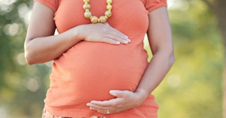 anterior placenta, pregnant person holding abdomen