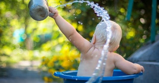 heat exhaustion in kids, Baby splashing in outdoor tub