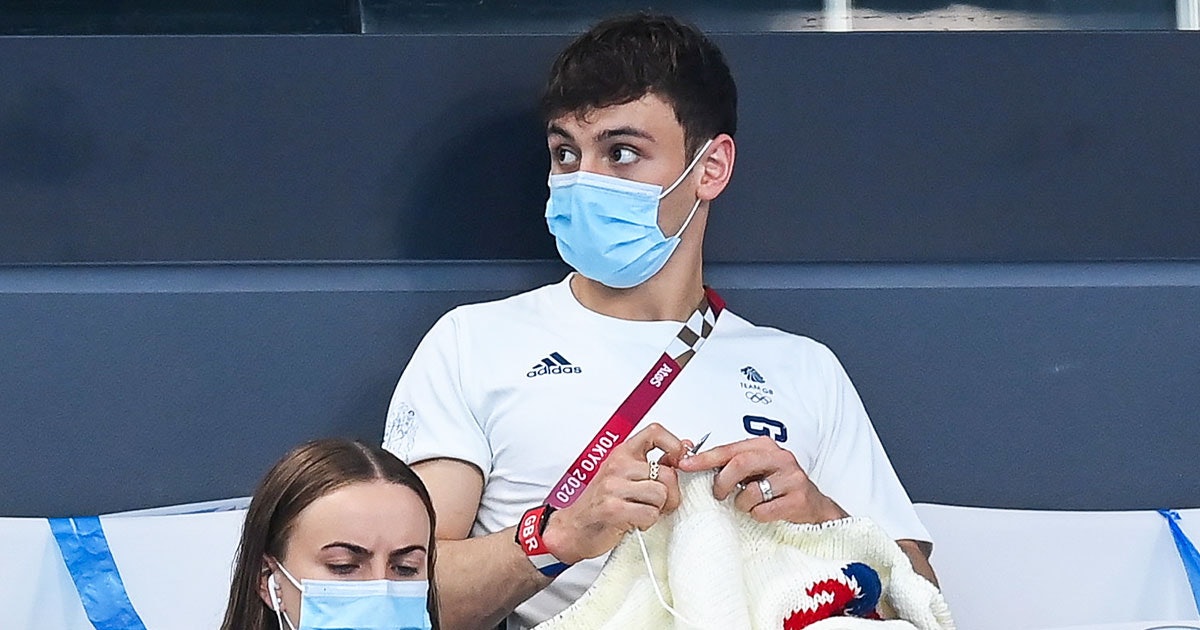 Diver Tom Daley Knits At The Olympics And Protect This Man At All Costs