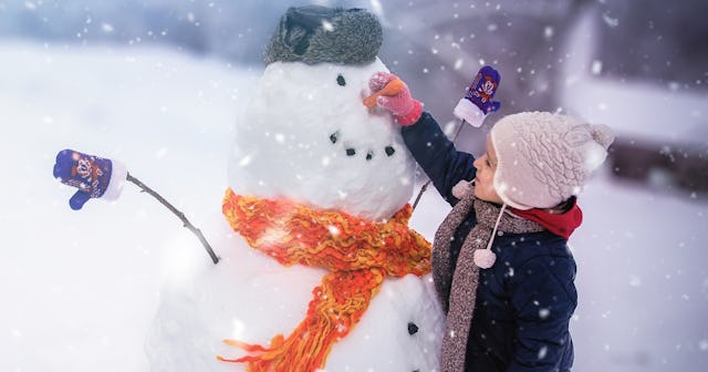 Girl building snowman — snowman coloring pages