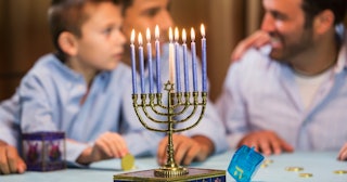 Family enjoying Hanukkah — Hanukkah coloring pages