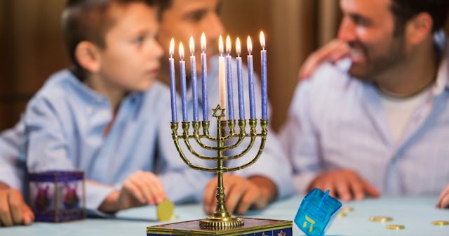 Family enjoying Hanukkah — Hanukkah coloring pages