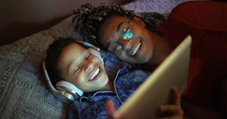 Mother and child watching a movie — best movie streaming sites