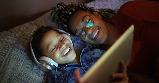 Mother and child watching a movie — best movie streaming sites