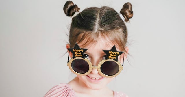 New Year's crafts for kids — Girl in New Year's glasses