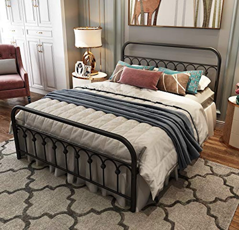 TUSEER Vintage-Style Metal Platform Bed Frame