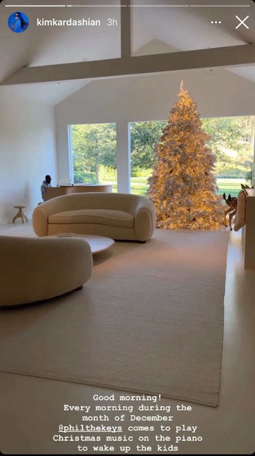 Kardashian has musician Philip Cornish wake her children with festive tunes. (Screenshot: Instagram/...