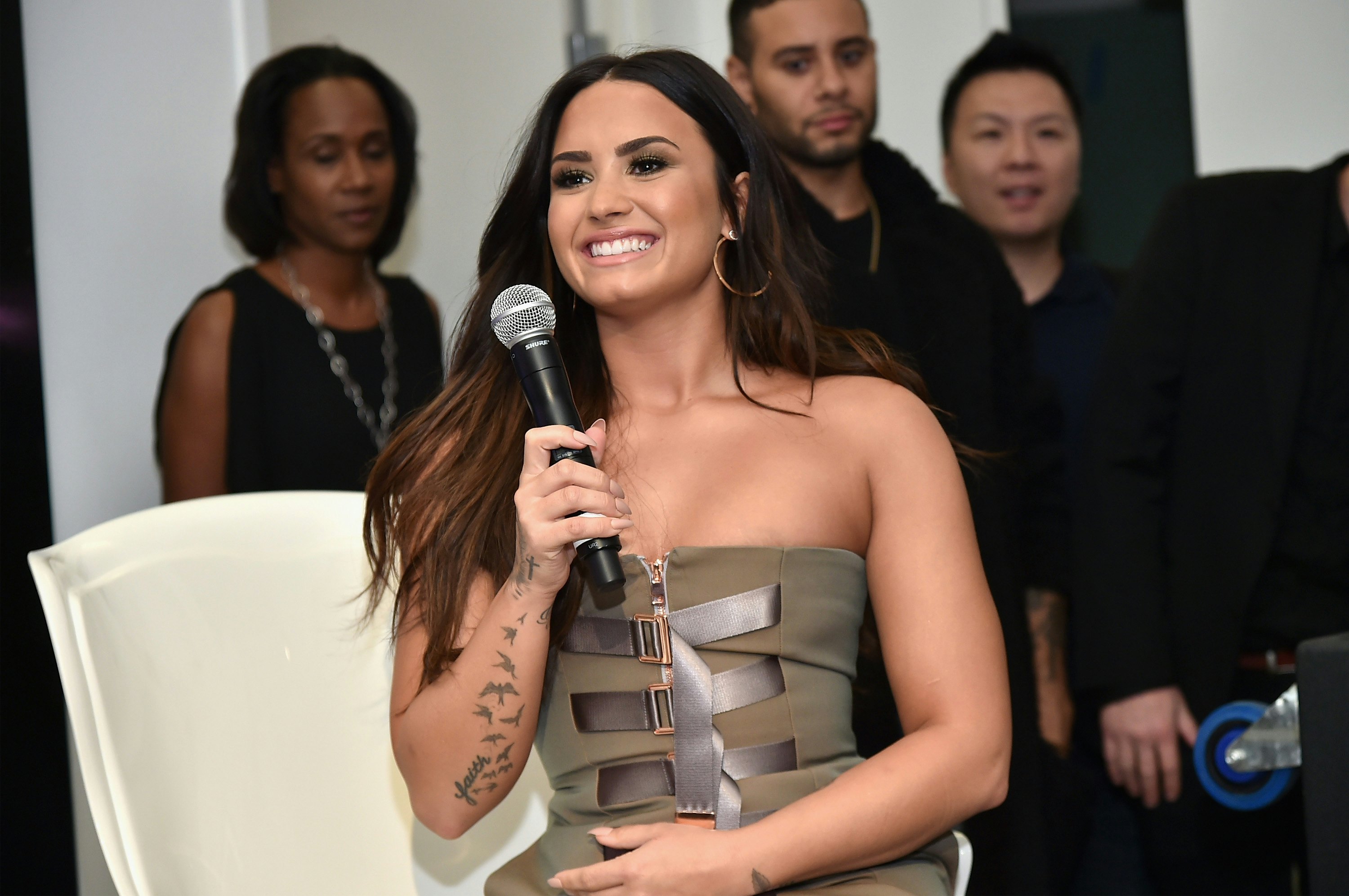 Demi Lovato S Bullying Story Will Break Your Heart In Simply Complicated Documentary - demi lovato sorry not sorry roblox bullysadlove story