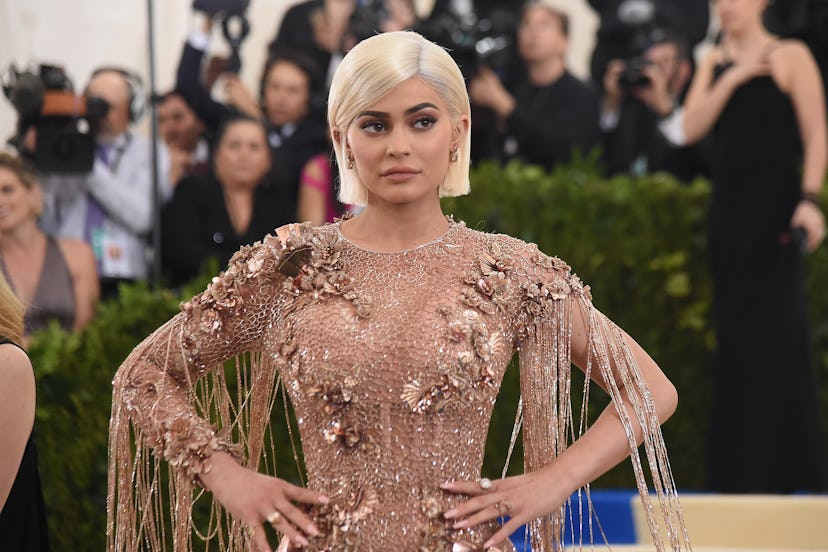 Short and blonde hair Kylie Jenner posing for the picture