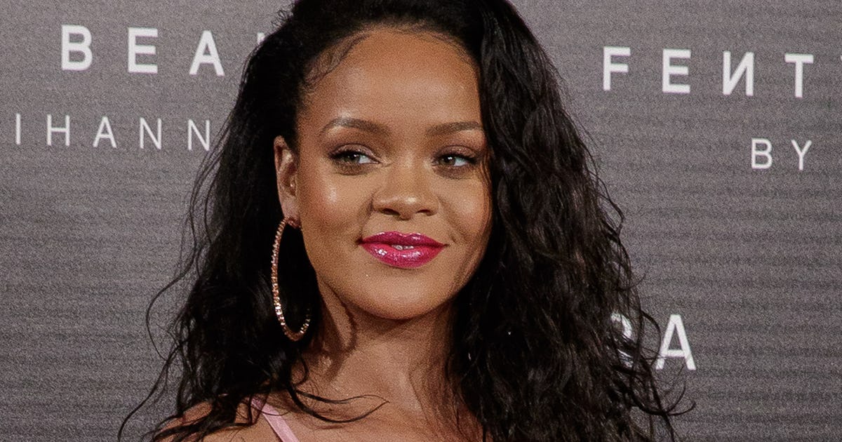 Rihanna S Stunna Lip Paint Tutorial Proves The New Fenty Beauty Product Is The Ultimate Red Lippie Rihanna S Stunna Lip Paint Tutorial Proves The New Fenty Beauty Product Is The Ultimate Red Lippie