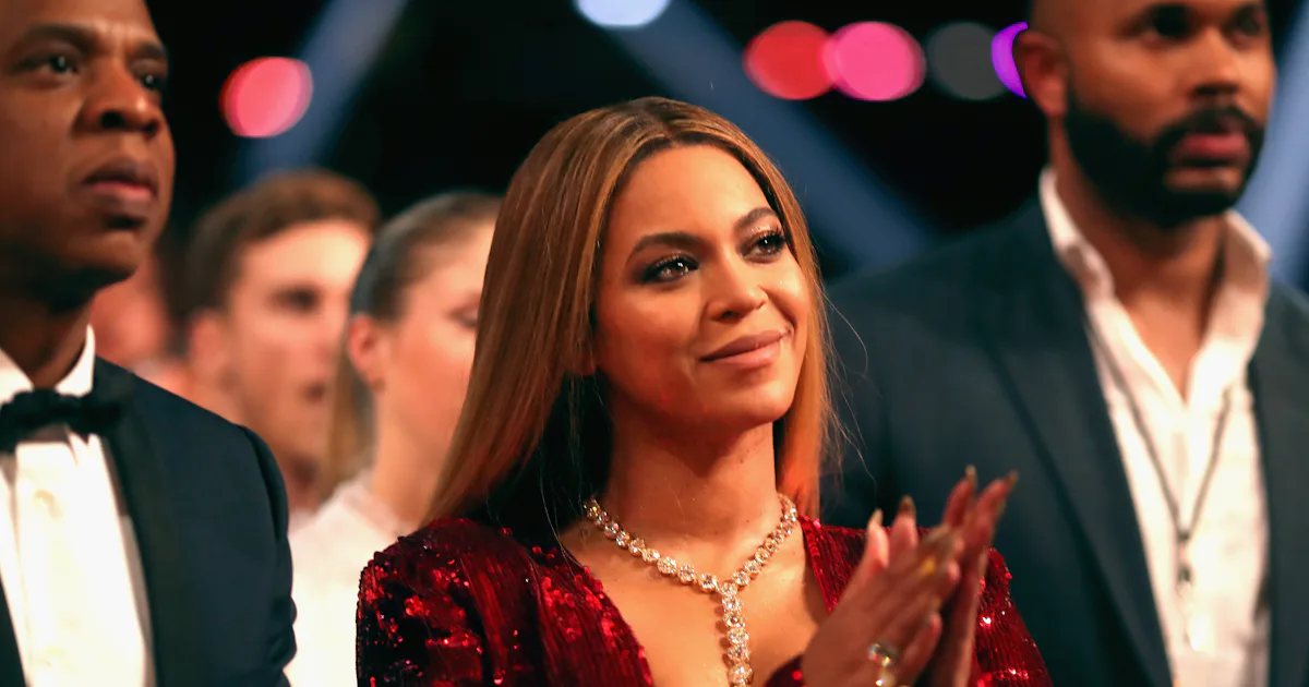 What Is Beyonce Holding In Her Hand In The Twins' Photo? It's Actually ...
