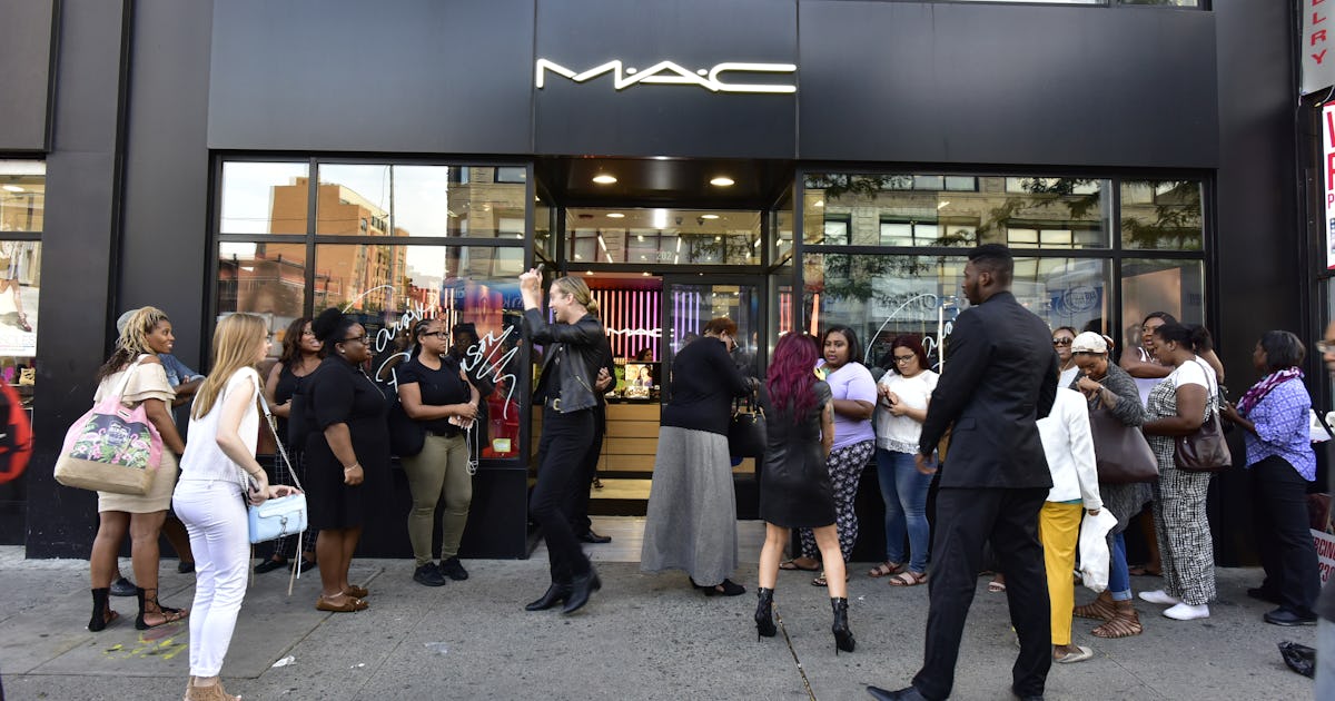 Mac S Free Lipstick Giveaway Has Fans Going Crazy Photos Mac Lipstick Day 2022