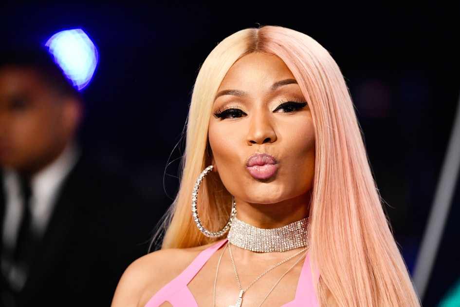 Nicki Minaj's 2017 VMAs Hair Was Half-Pink, Half-Blonde, & Really Long