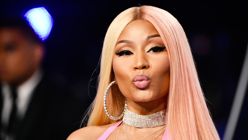 Nicki Minaj S 2017 Vmas Hair Was Half Pink Half Blonde Really Long