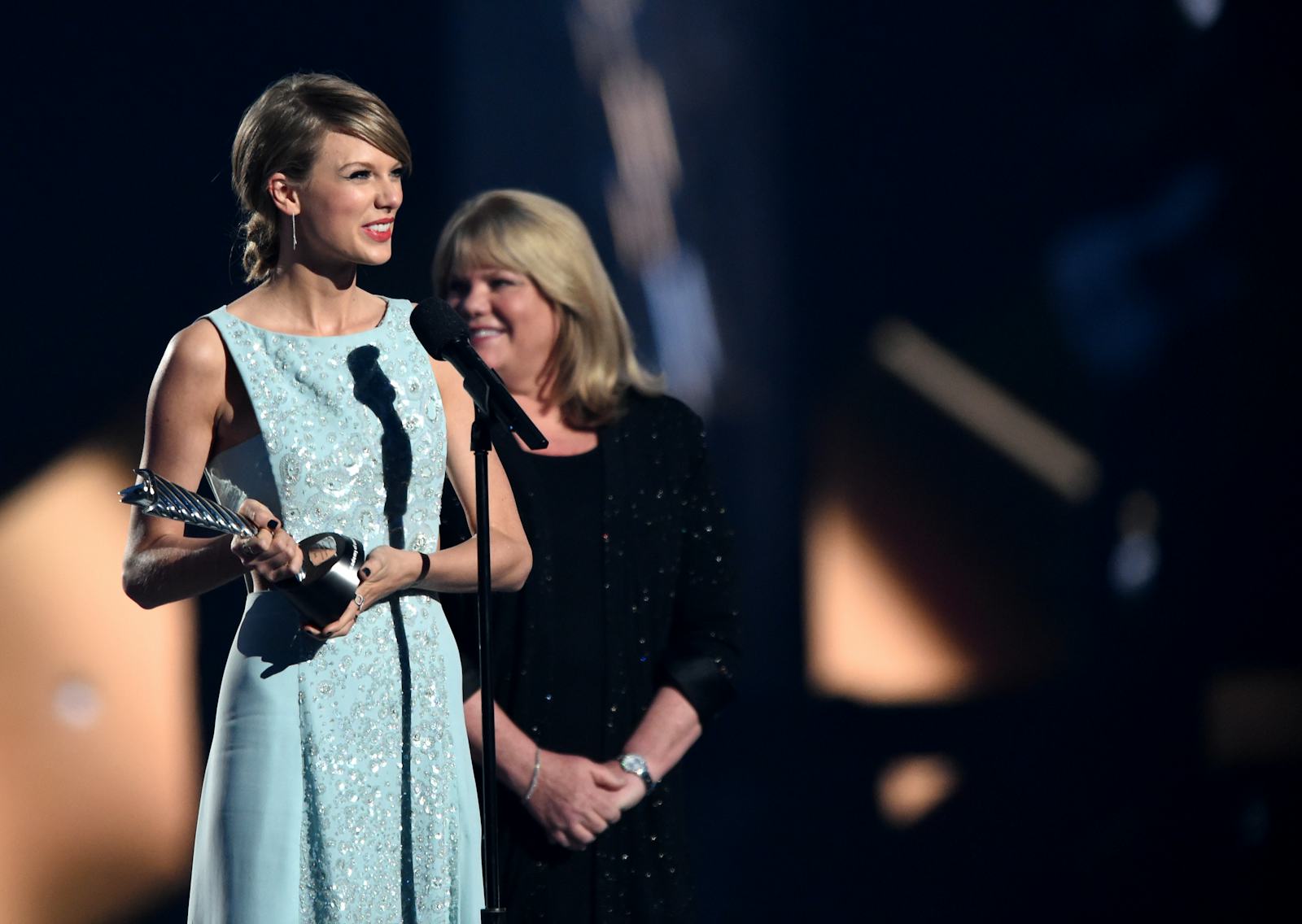 Taylor Swifts Moms Testimony In The Singers Alleged Assault Trial Is Heart Wrenching To Read