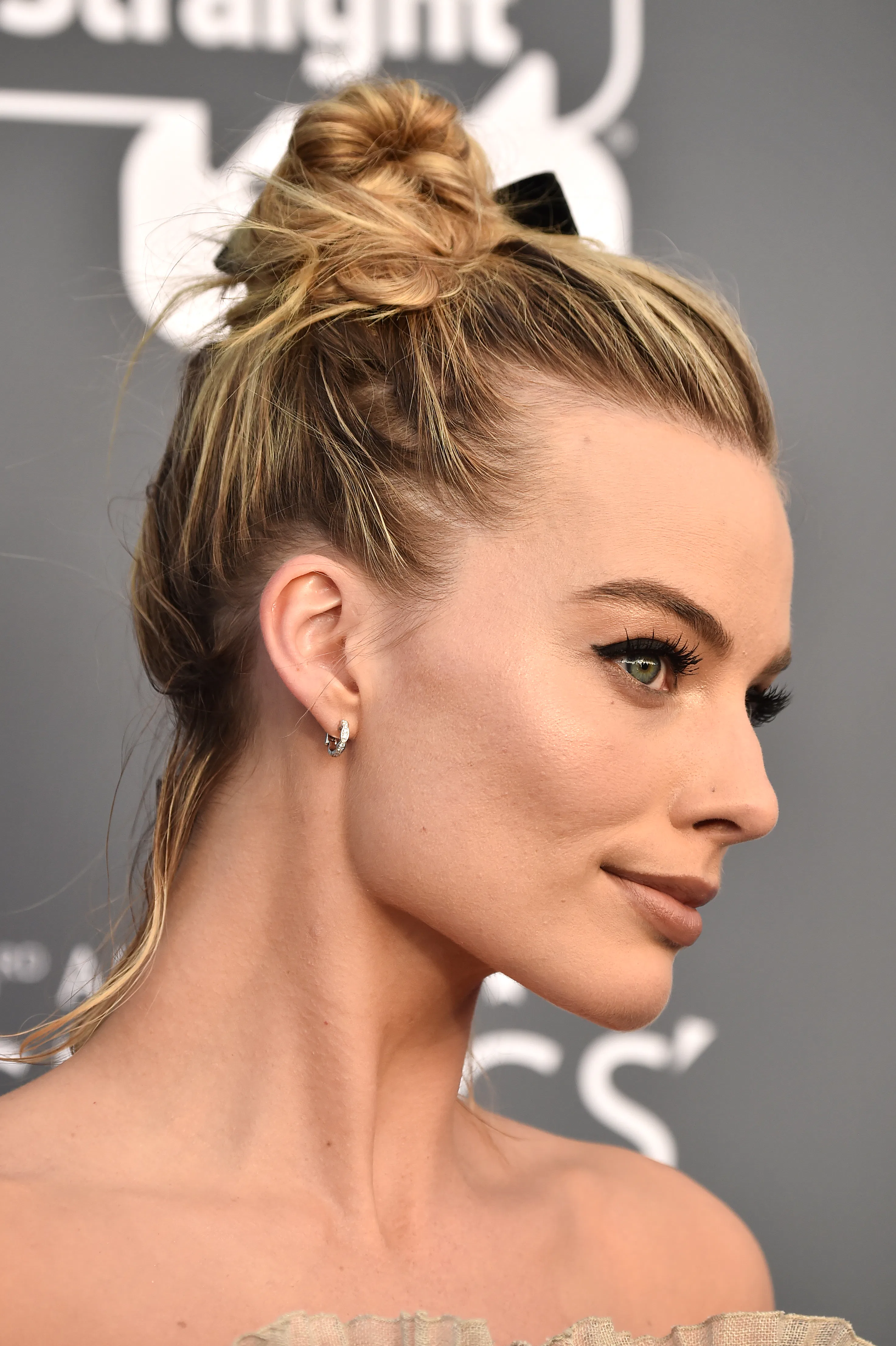Margot Robbie's Hair Ribbon Is The 50 Cent Accessory That Looks Chic AF