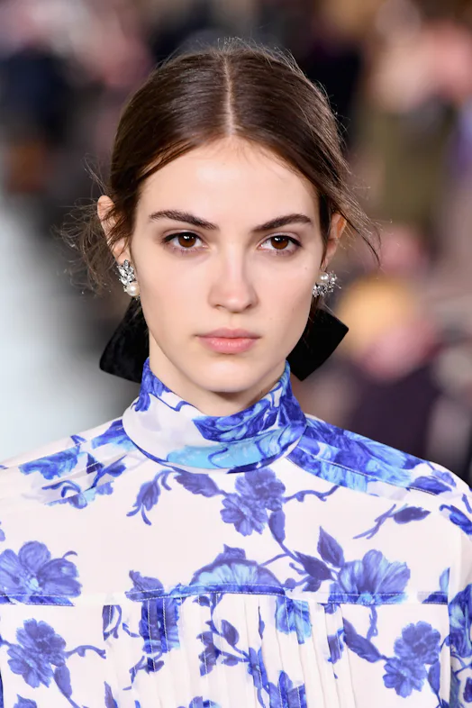 Margot Robbie's Hair Ribbon Is The 50 Cent Accessory That Looks Chic AF