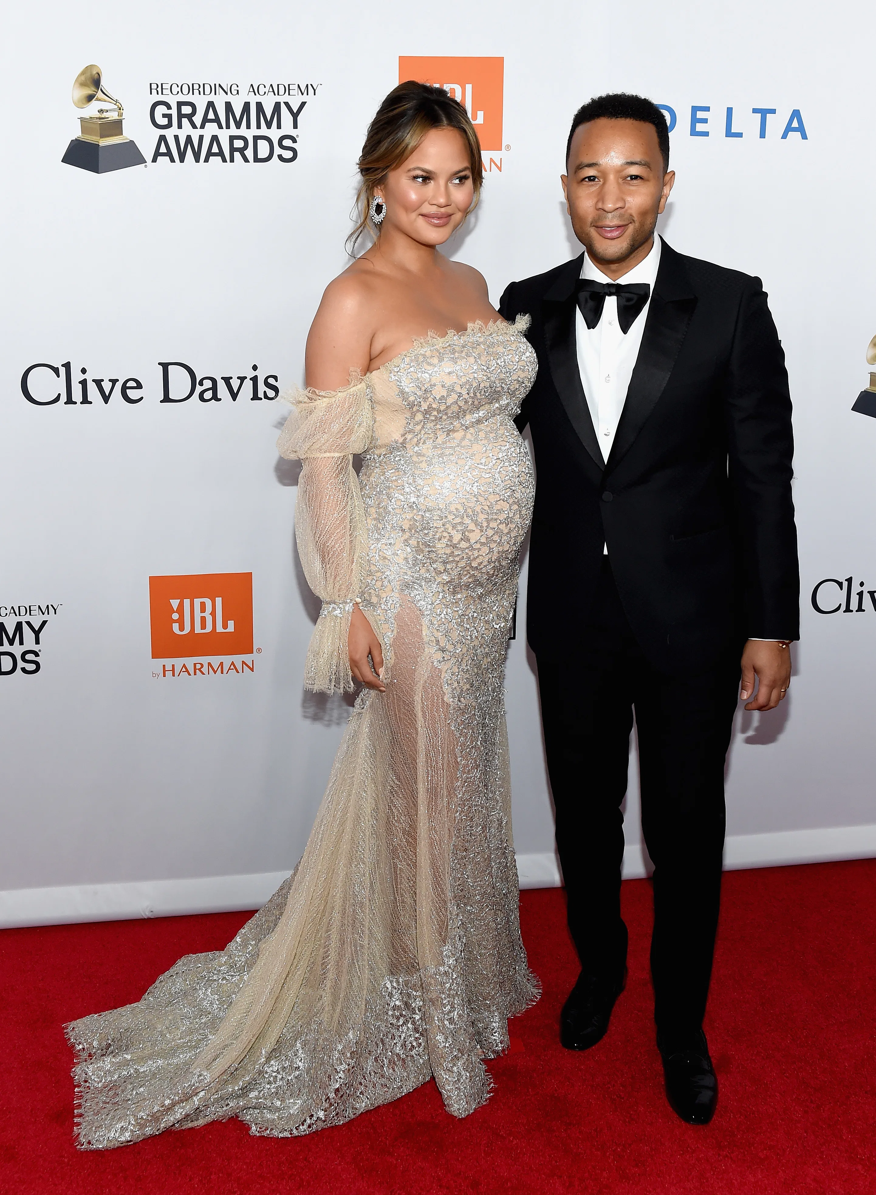 Chrissy Teigen's 2018 Grammys Red Carpet Look Is Legendary & I Can't Look Away Chrissy Teigen's 2018 Grammys Red Carpet Look Is Legendary & I Can't Look Away