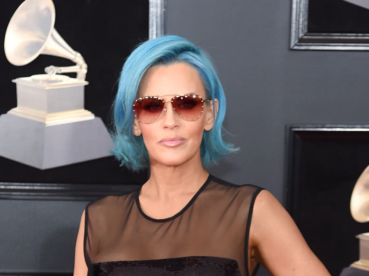 jenny mccarthy blue dress Why Is Jenny McCarthy's Hair Blue At The Grammys? The Star Just Debuted A New Look