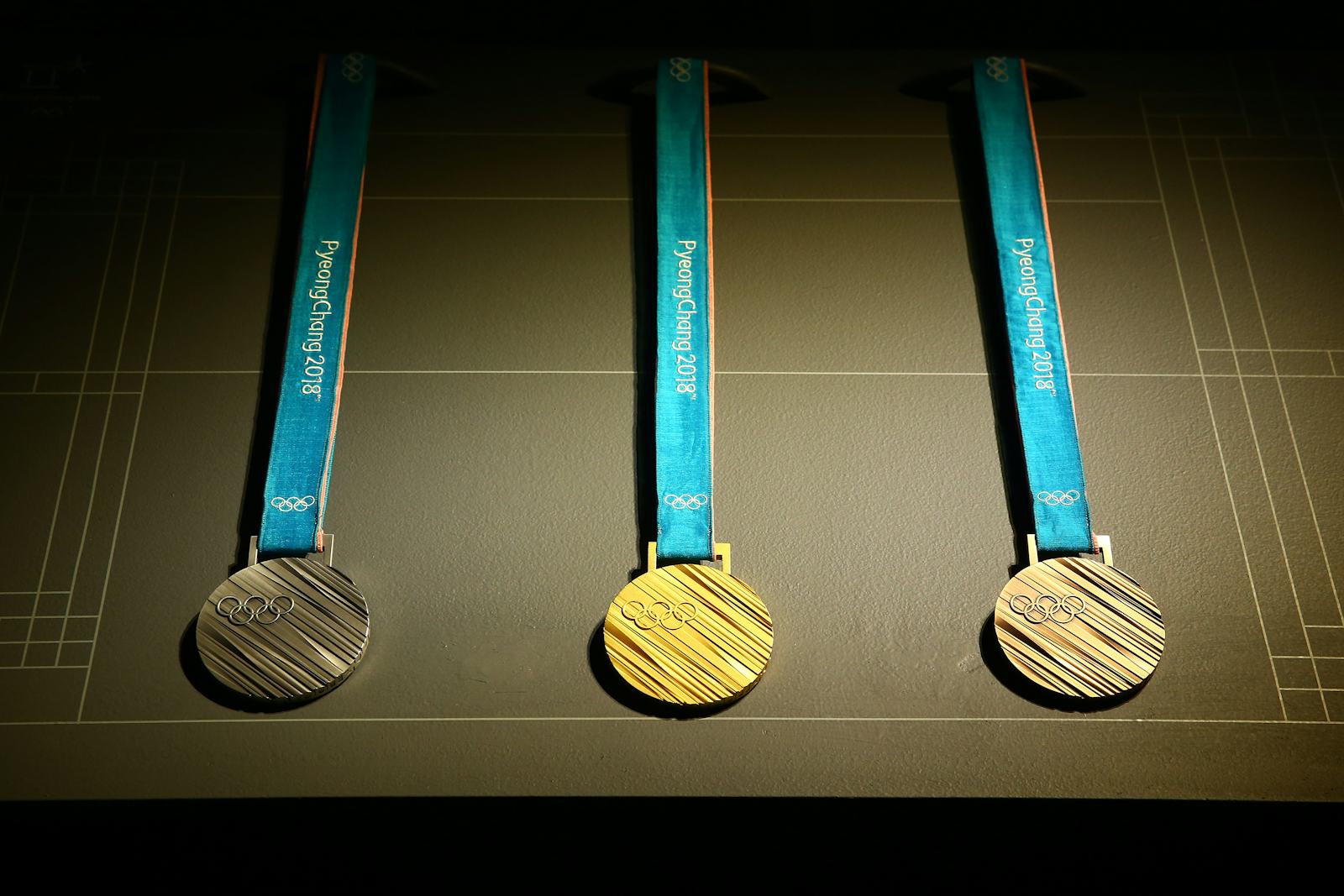 Medal get. Олимпийская медаль 2018. Зимние Олимпийские игры 2018 медали. Олимпийская медаль 2018 как выглядит.