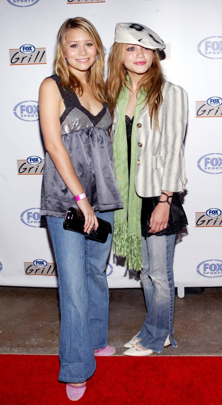 Halloween costume with jeans: Mary Kate and Ashley Olsen