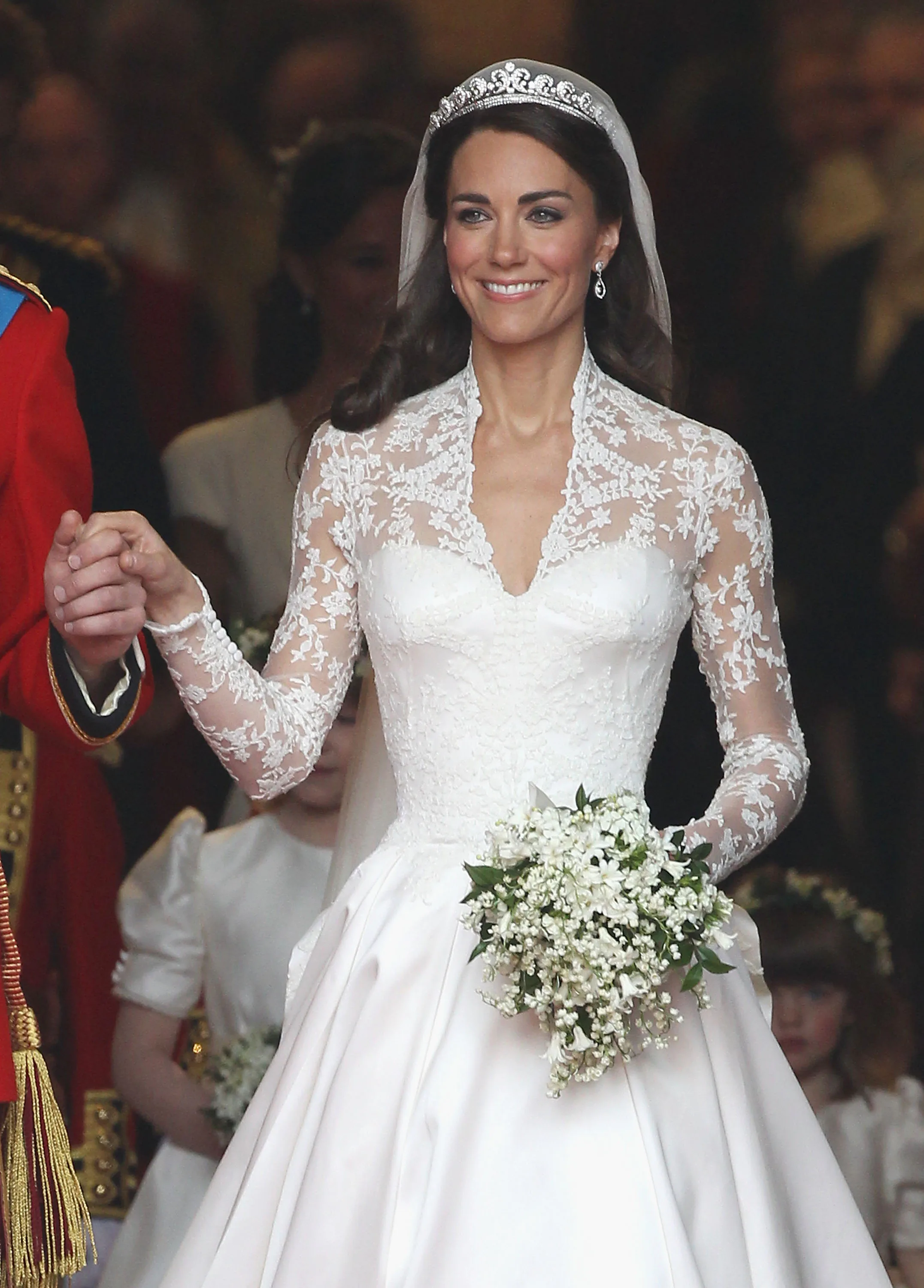 wedding dress like princess eugenie Princess Eugenie Royal Wedding Dress: Designer, Photos