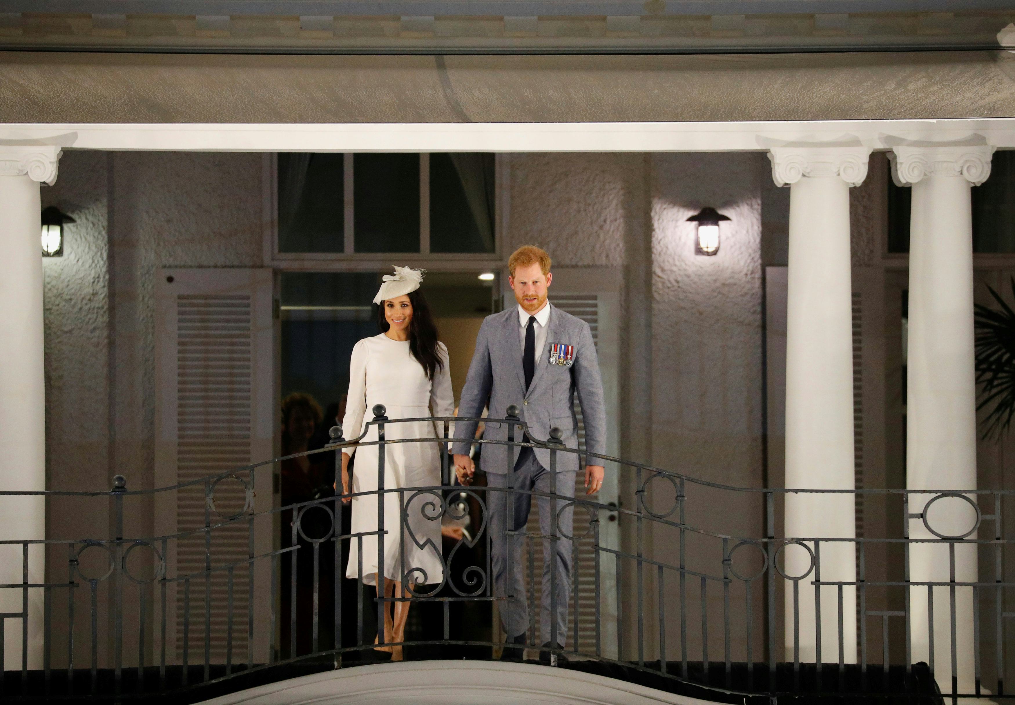 Prince Harry & Meghan Markle's Fiji Balcony Photo Recreated An Iconic