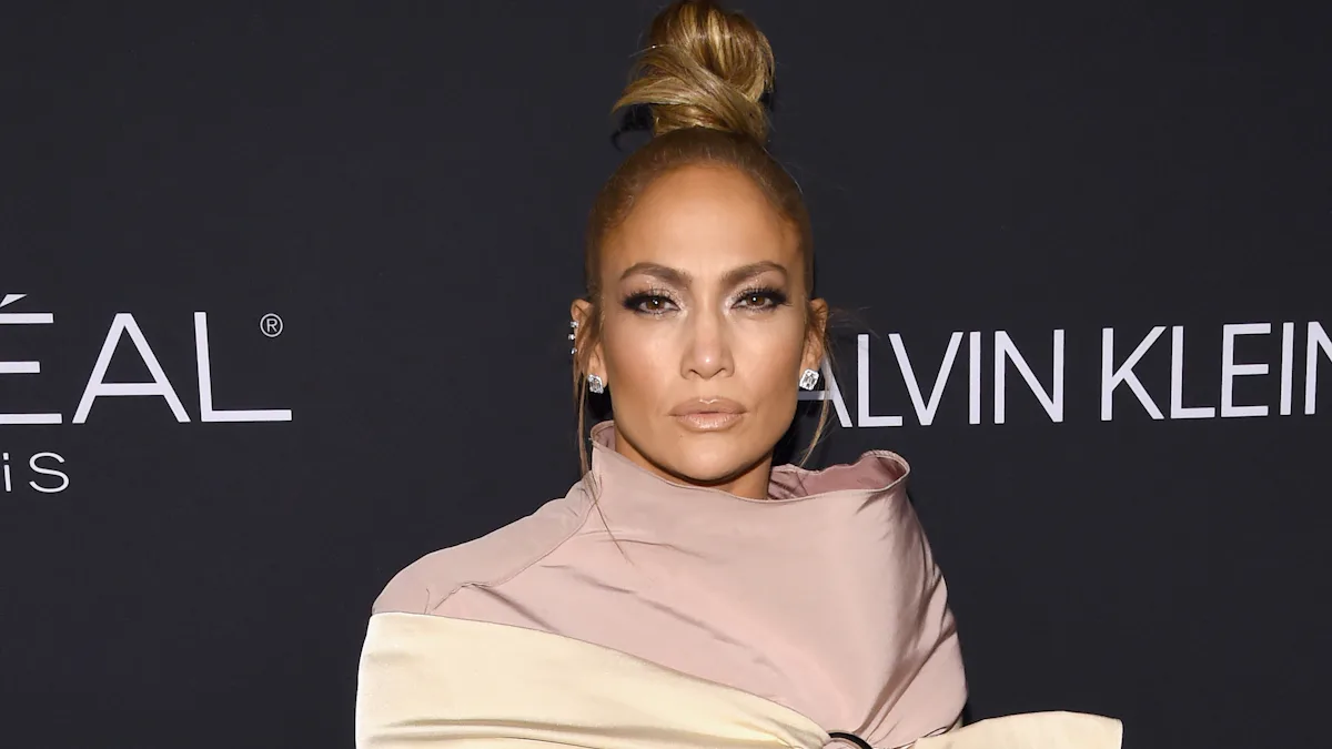 Jennifer Lopez's November 2018 InStyle Cover Is An Ode To Her Iconic Green Grammys Dress From 2000 Jennifer Lopez's November 2018 InStyle Cover Is An Ode To Her Iconic Green Grammys Dress From 2000