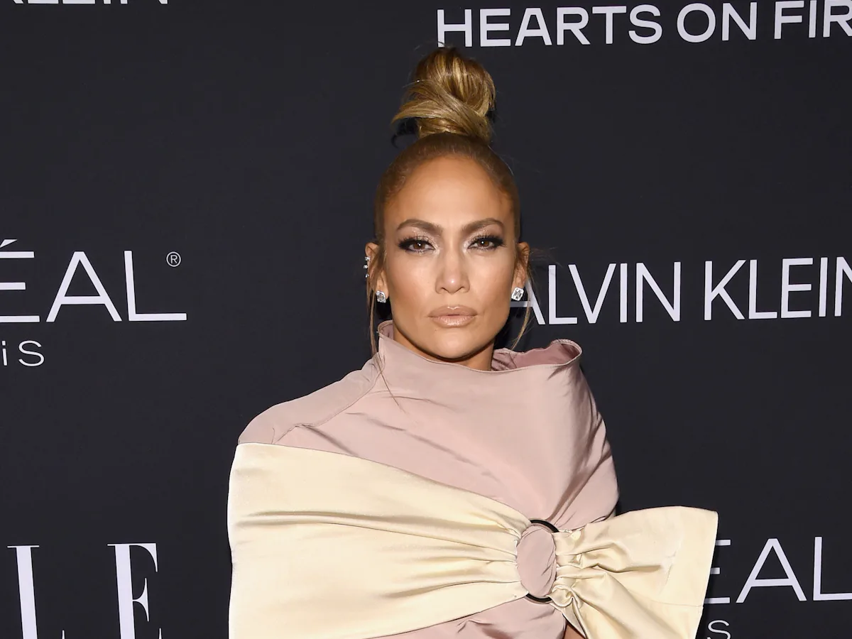 Jennifer Lopez's November 2018 InStyle Cover Is An Ode To Her Iconic Green Grammys Dress From 2000 Jennifer Lopez's November 2018 InStyle Cover Is An Ode To Her Iconic Green Grammys Dress From 2000