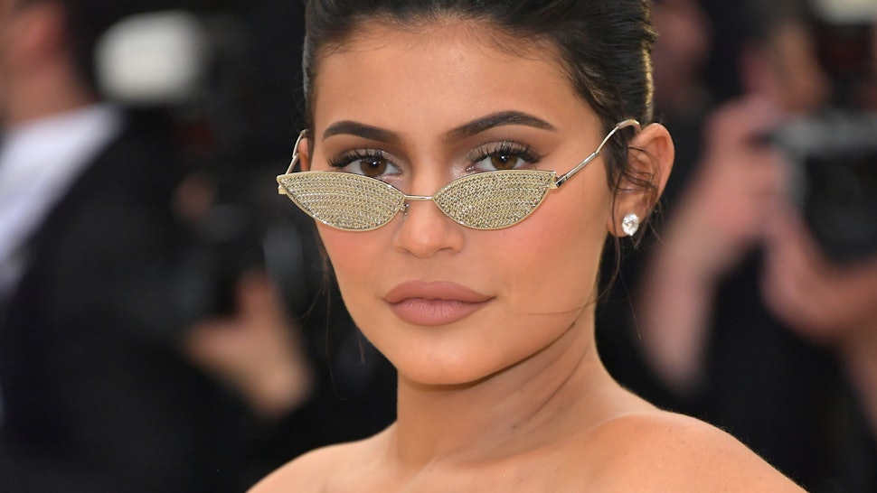 Is Kylie S Short Kris Jenner Hair Real She Debuted The Pixie Cut