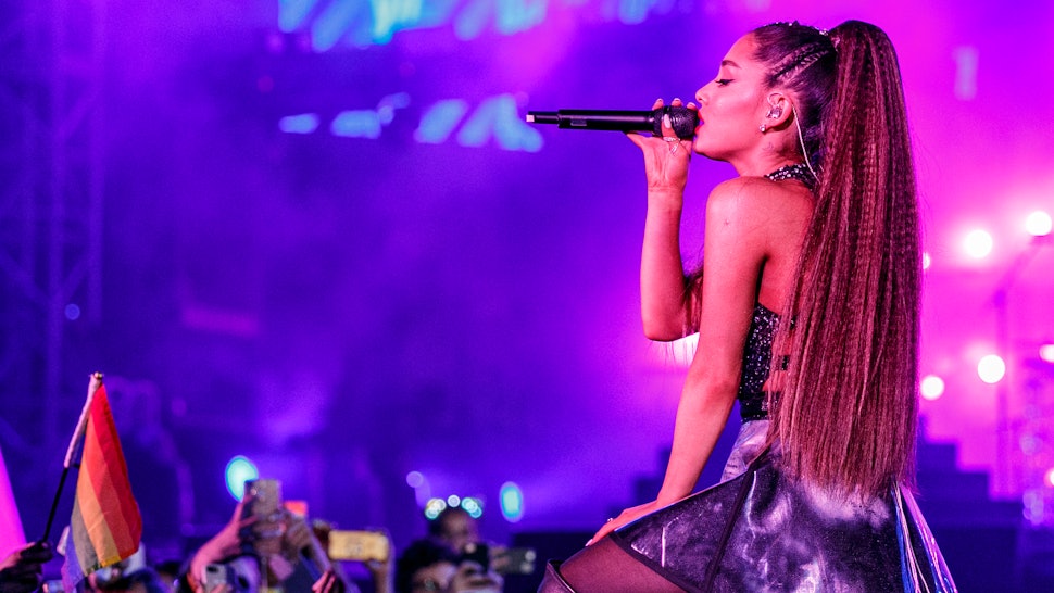 Is Ariana Grande S Short Hair Real The Singer Went Sans Pony On
