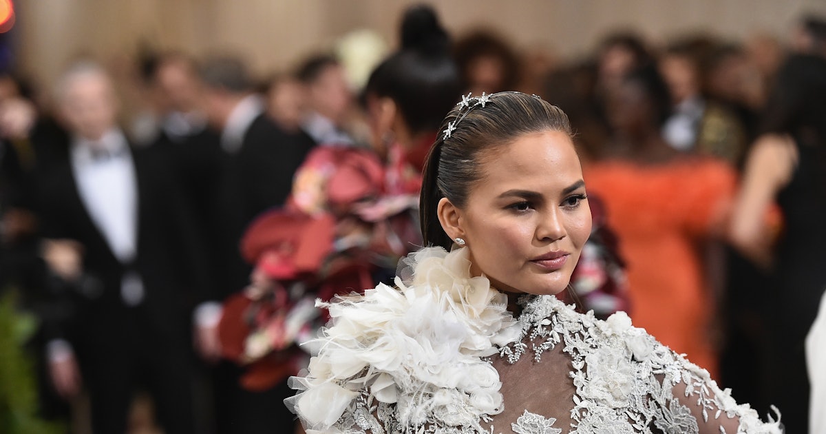 6 Wedding Dresses Inspired By Chrissy Teigen’s Stunning Bridal Style 6 Wedding Dresses Inspired By Chrissy Teigen’s Stunning Bridal Style