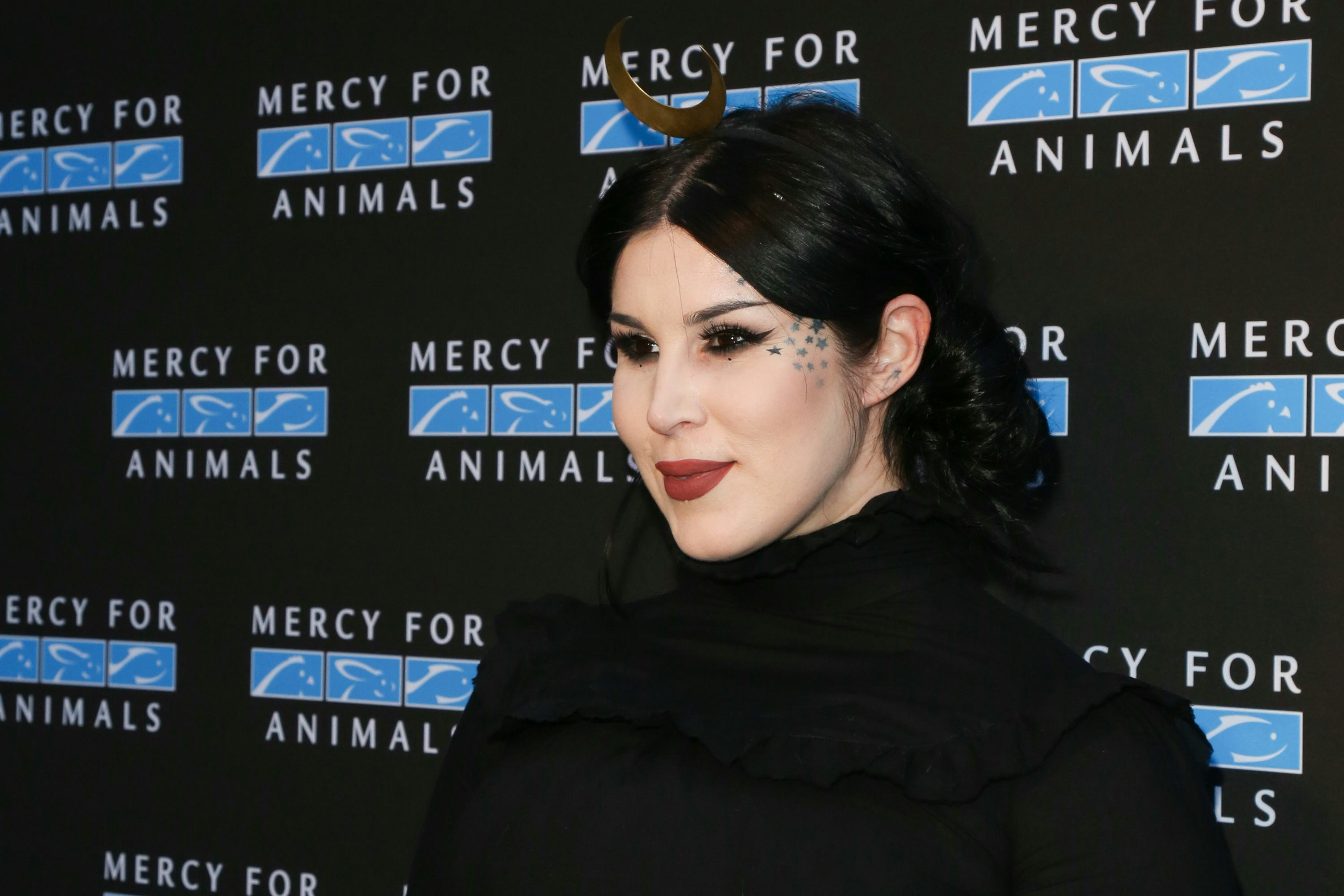 Kat Von D Opens Up About Struggling To Breastfeed & How The Generosity Of A  Stranger Helped