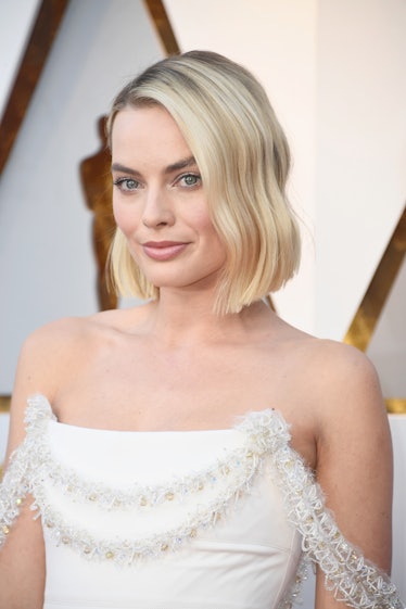Margot Robbie's 2018 Oscars Look Is Pure Ice Queen & It's Amazing