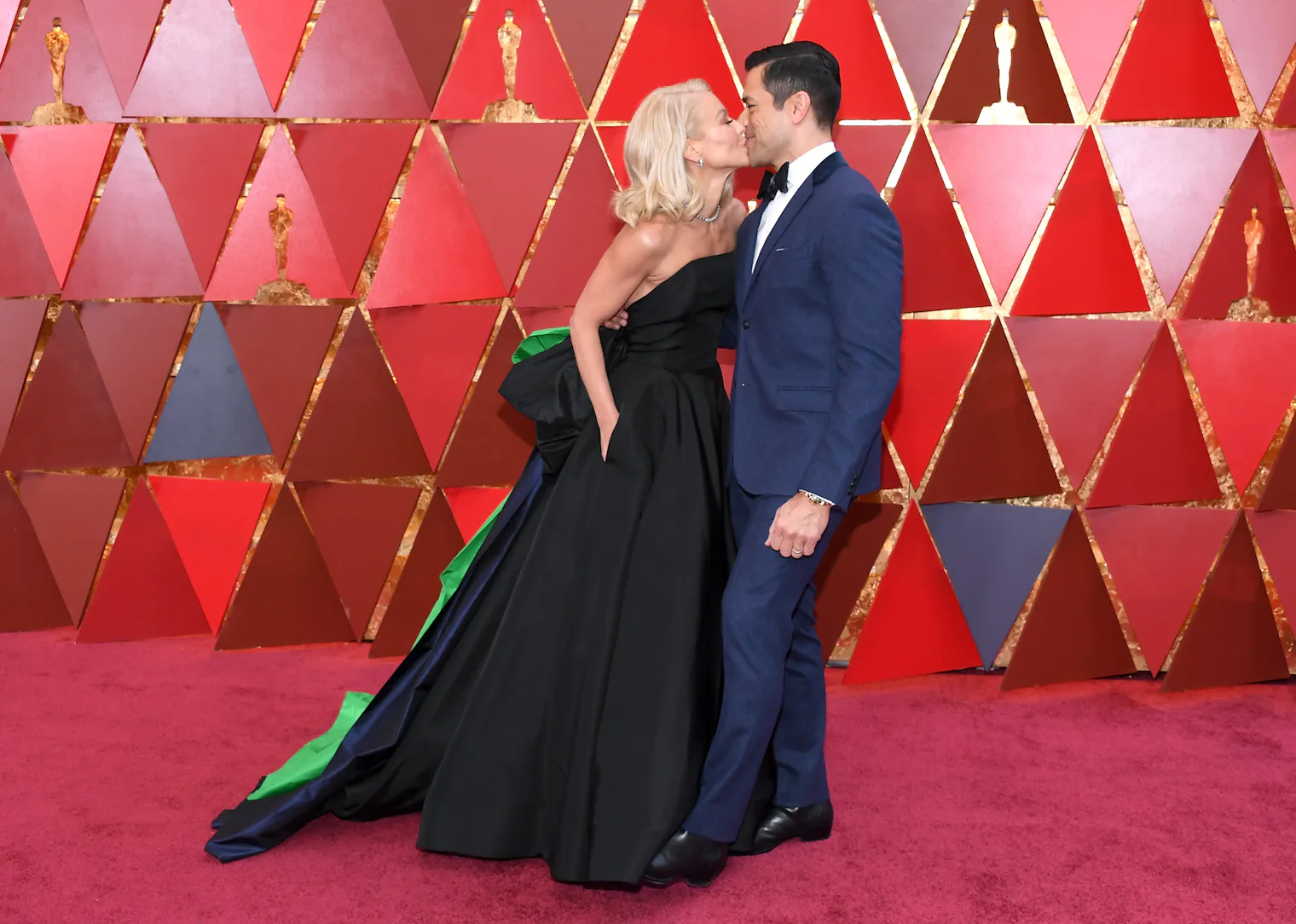 Kelly Ripa's Black Oscars Dress Is Actually The Most Extra — & You HAVE ...