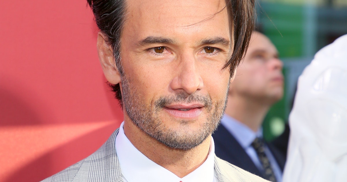 Who Plays Hector On Westworld Rodrigo Santoro Has Ties To A Beloved Rom Com
