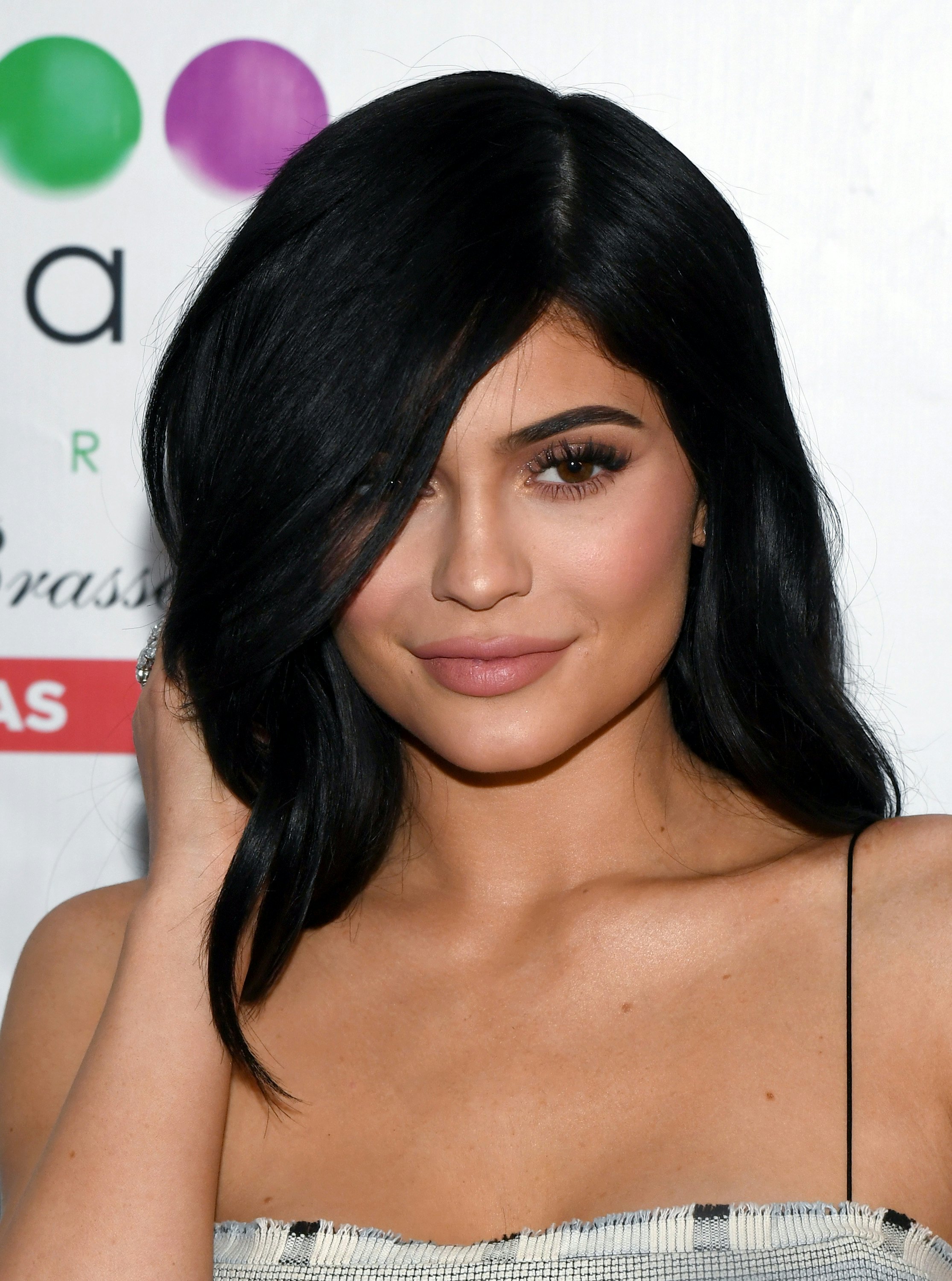 Watch Watch Kylie Jenner Do Her New “Classic Kylie” Glam